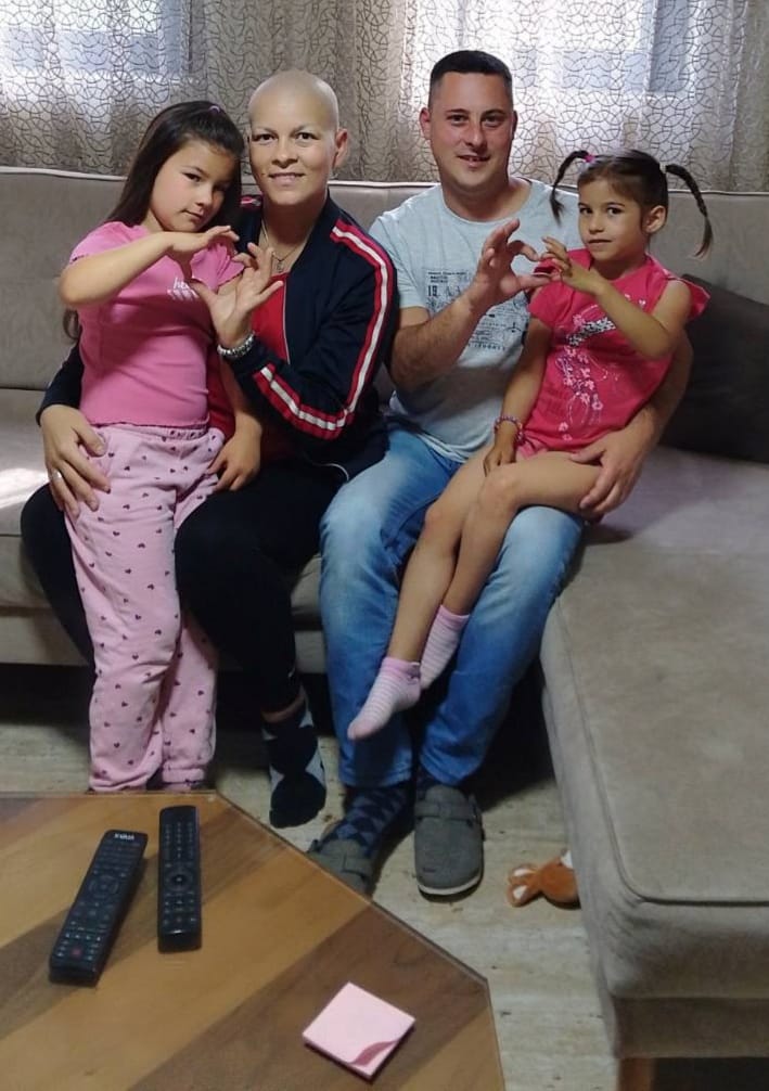 Marija Petronijević  umire od leukemije i nada se donoru kostne srži, dok joj je mlađa ćerkica u bolnici gde čeka dijagnozu , Leukemija