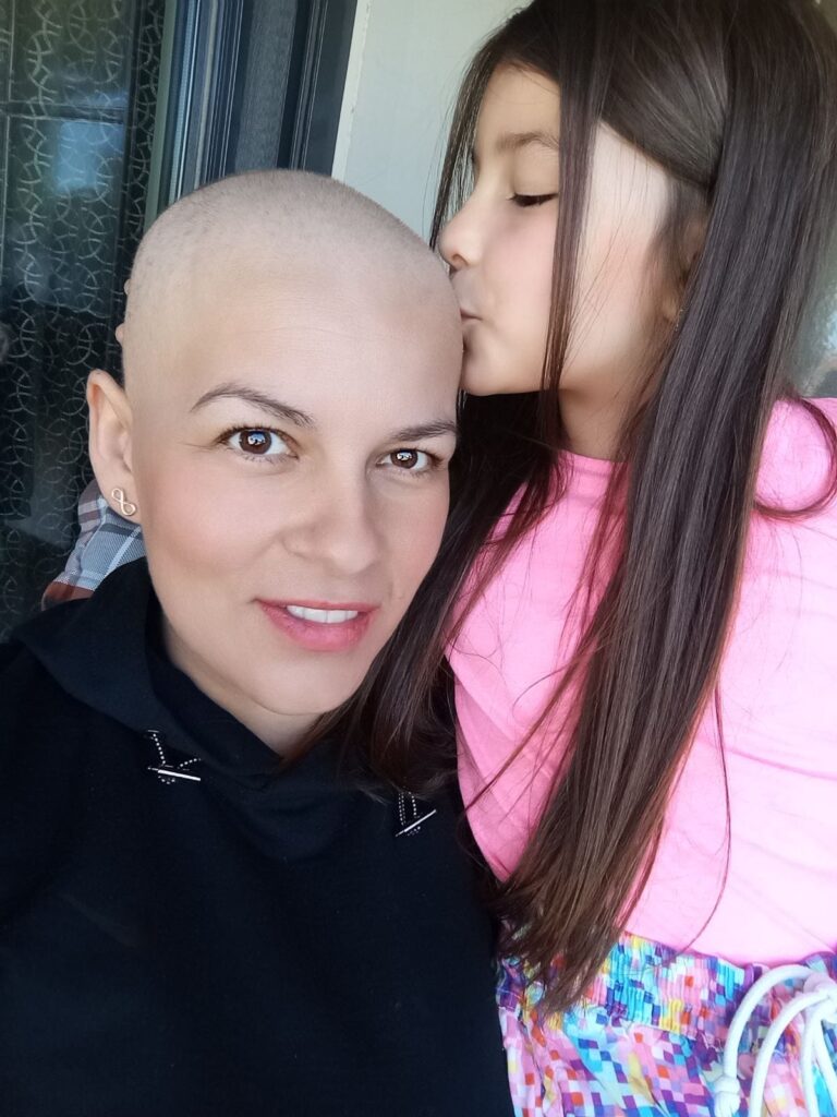 Marija Petronijević  umire od leukemije i nada se donoru kostne srži, dok joj je mlađa ćerkica u bolnici gde čeka dijagnozu , Leukemija