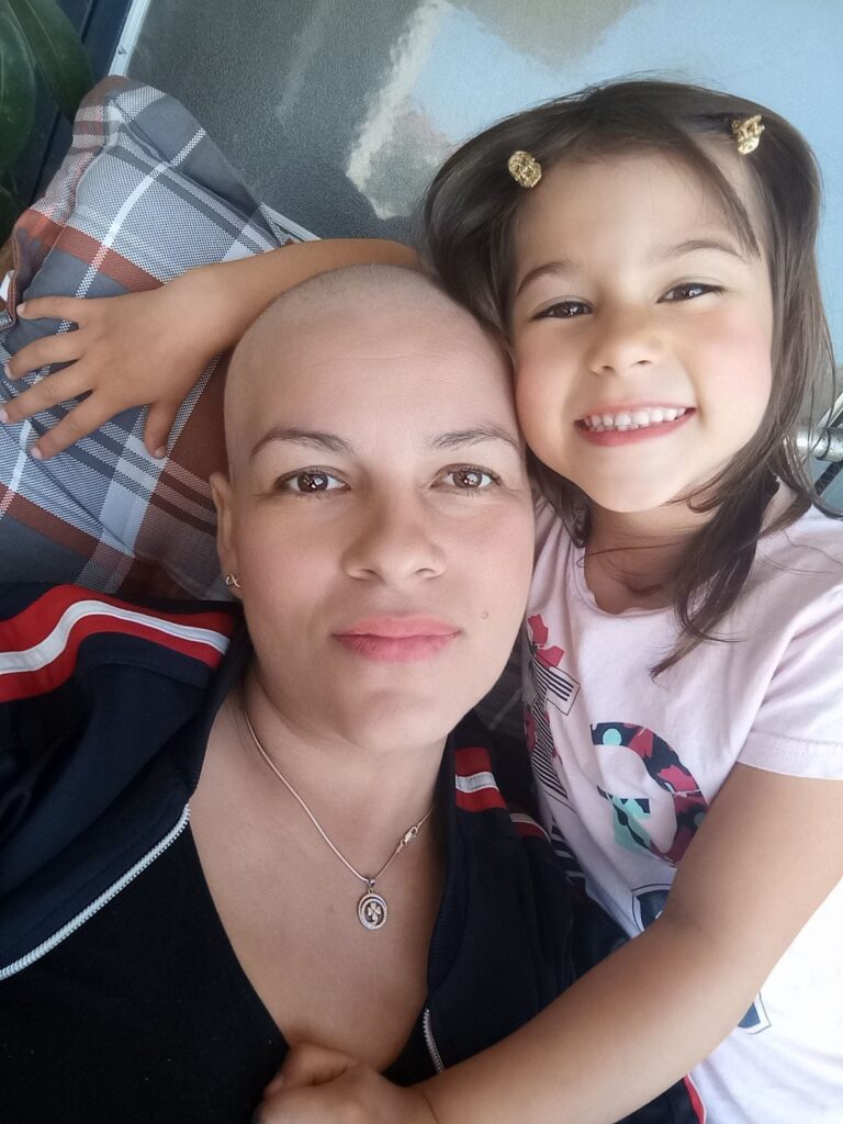 Marija Petronijević  umire od leukemije i nada se donoru kostne srži, dok joj je mlađa ćerkica u bolnici gde čeka dijagnozu , Leukemija