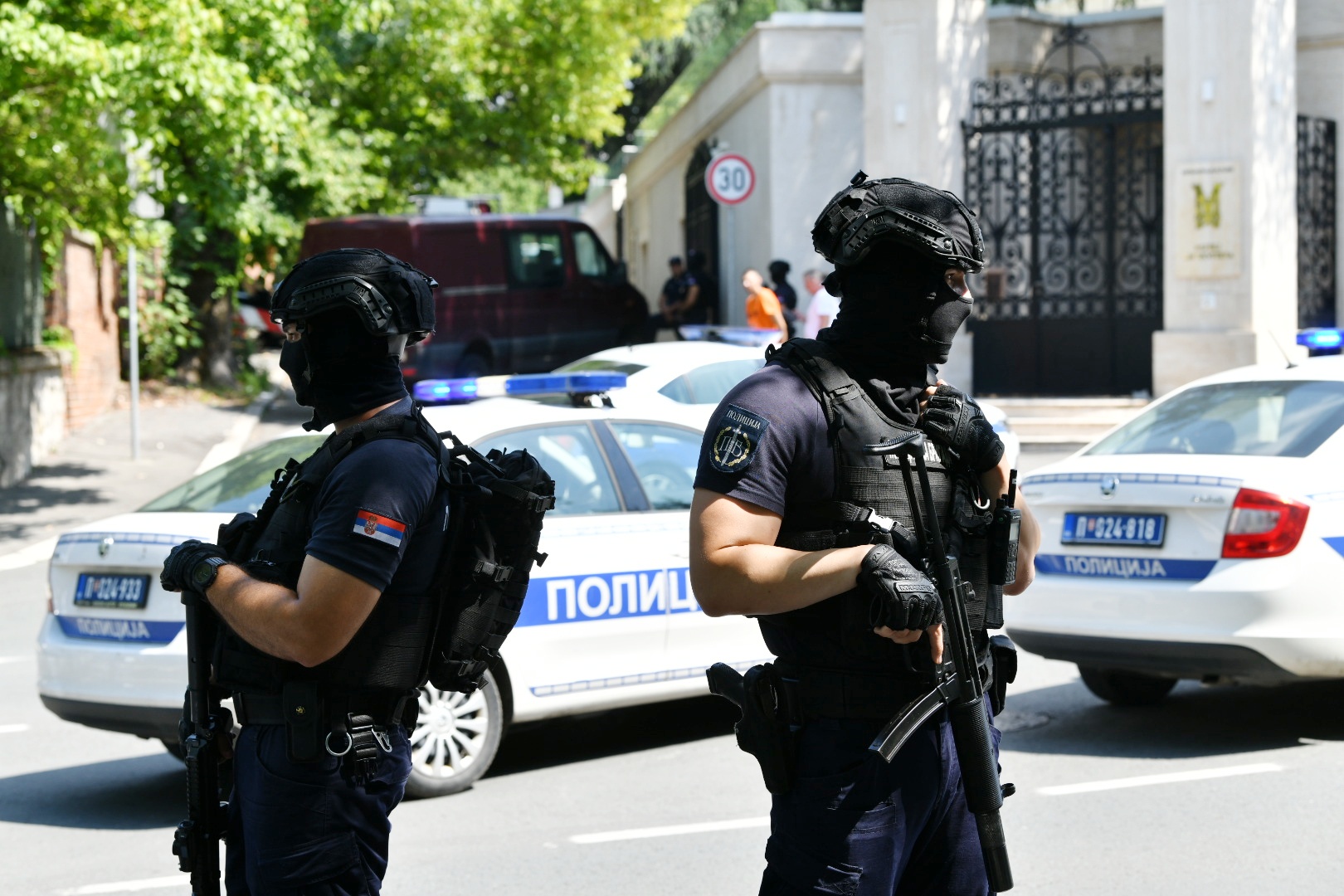 Izraelska ambasada, 
Beograd 29. jun 2024. Napad ispred ambasade, nepoznato lice pucalo je iz samostrela u pripadnika Žandarmerije koji je bio na dužnosti obezbeđenja ambasade Izraela policija specijalna policija Foto:Vesna Lalić/Nova.rs