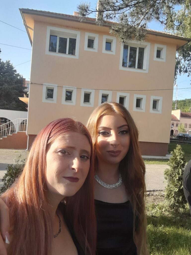 Najlepša maturska slika dolazi iz Gadžinog Hana: Miljanu (14) na matursko veče ispratilo šestoro rođenih sestara i braće