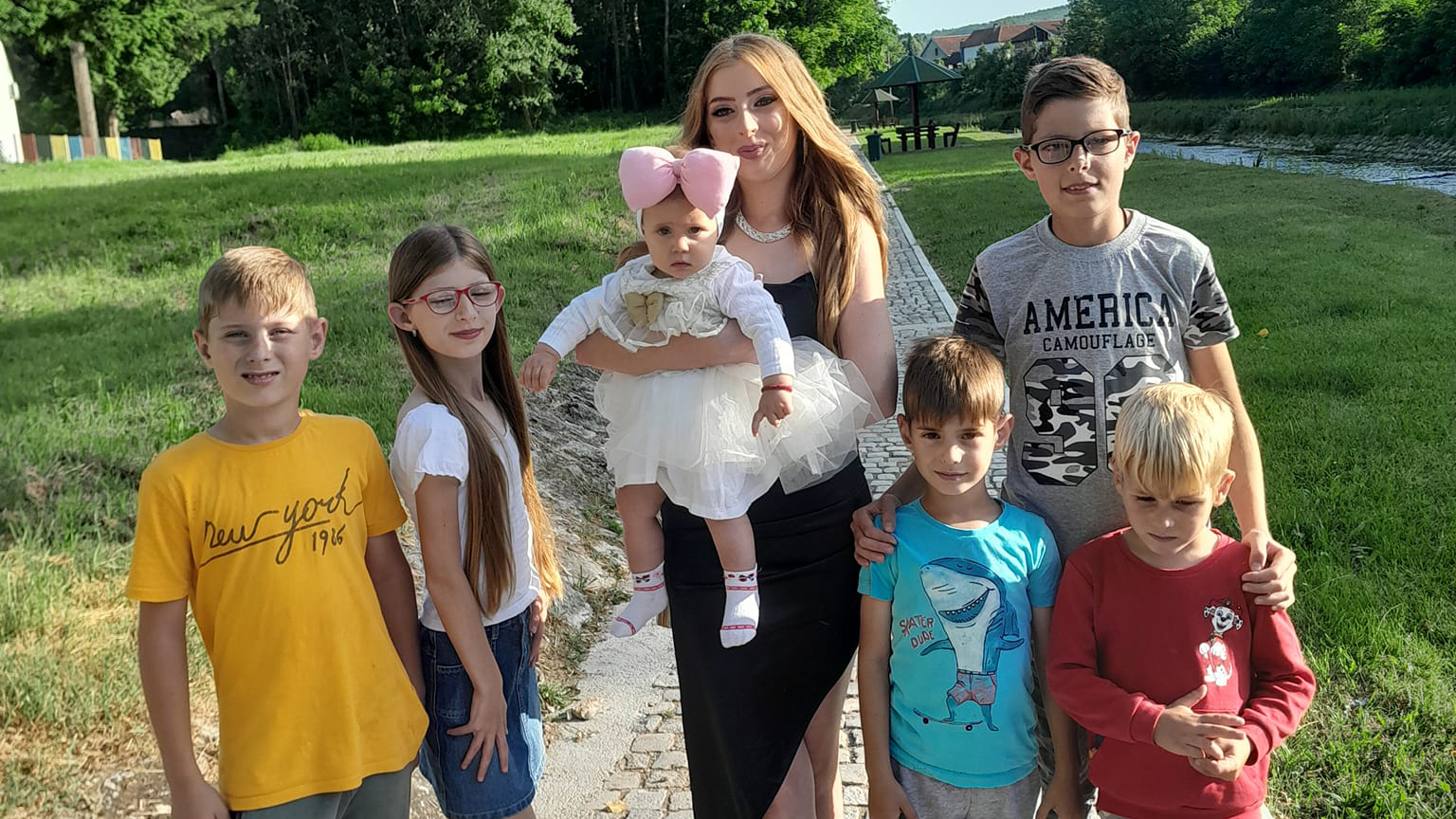 Najlepša maturska slika dolazi iz Gadžinog Hana: Miljanu (14) na matursko veče ispratilo šestoro rođenih sestara i braće