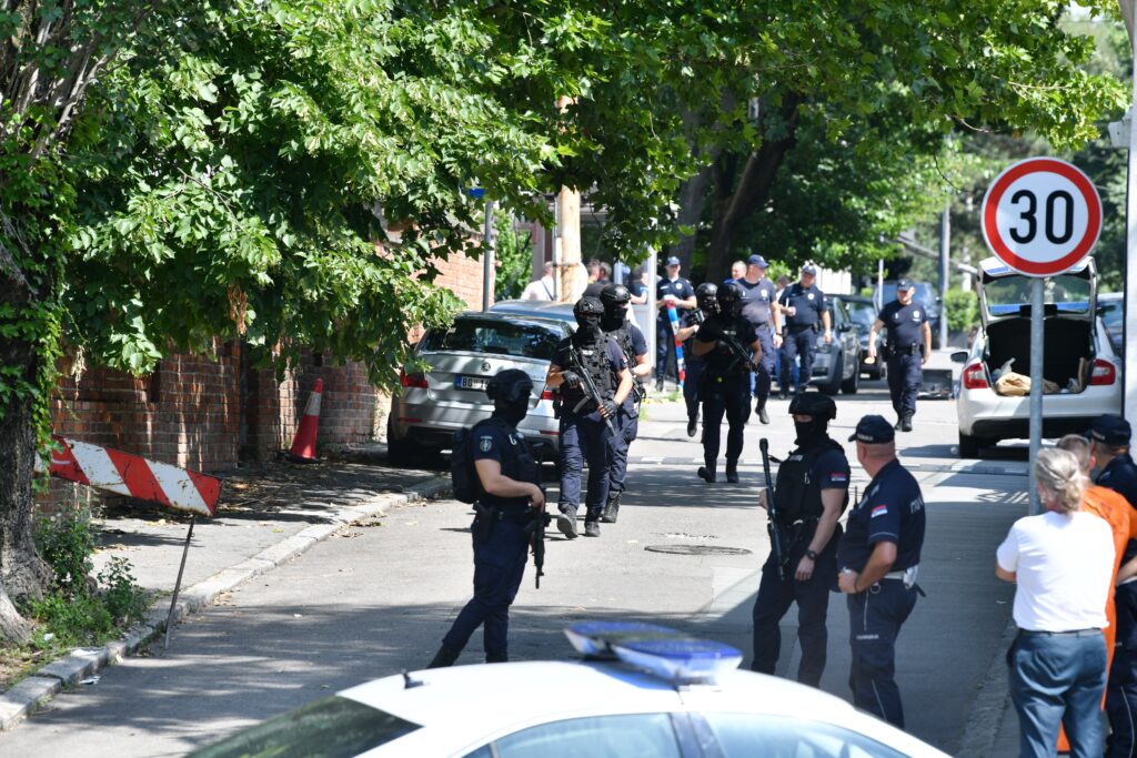 Izraelska ambasada
Beograd 29. jun 2024. Napad ispred ambasade, nepoznato lice pucalo je iz samostrela u pripadnika Žandarmerije koji je bio na dužnosti obezbeđenja ambasade Izraela policija specijalna policija Foto:Vesna Lalić/Nova.rs