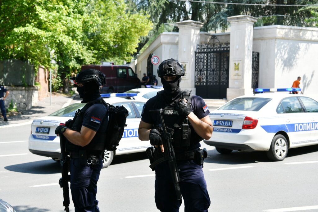 Izraelska ambasada, 
Beograd 29. jun 2024. Napad ispred ambasade, nepoznato lice pucalo je iz samostrela u pripadnika Žandarmerije koji je bio na dužnosti obezbeđenja ambasade Izraela policija specijalna policija Foto:Vesna Lalić/Nova.rs