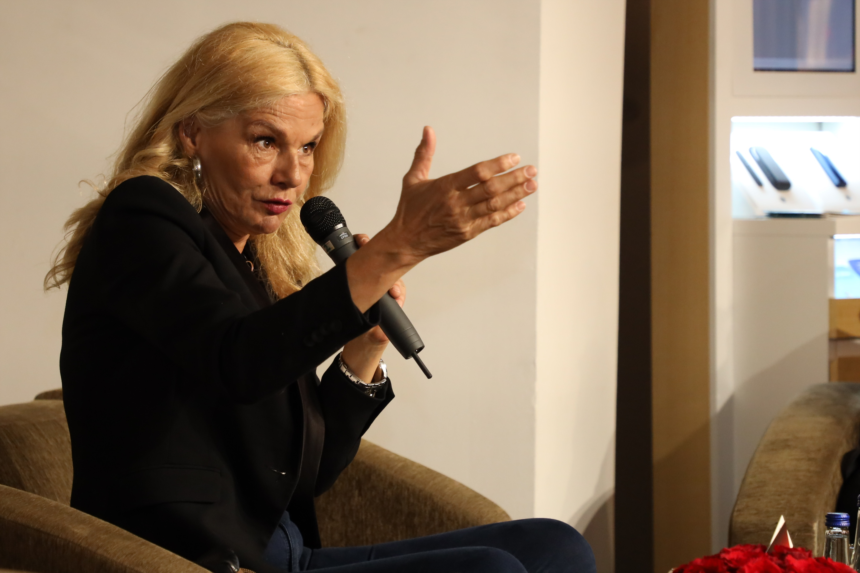 With the beats of the bossa nova and in a good mood Mirjana Bobic Mojsilovic organized a great evening in the cafeteria Bookmarker bookstore Delfi SKC for readers on the occasion of the new edition of her first book "Grandma, don't ask me anything".