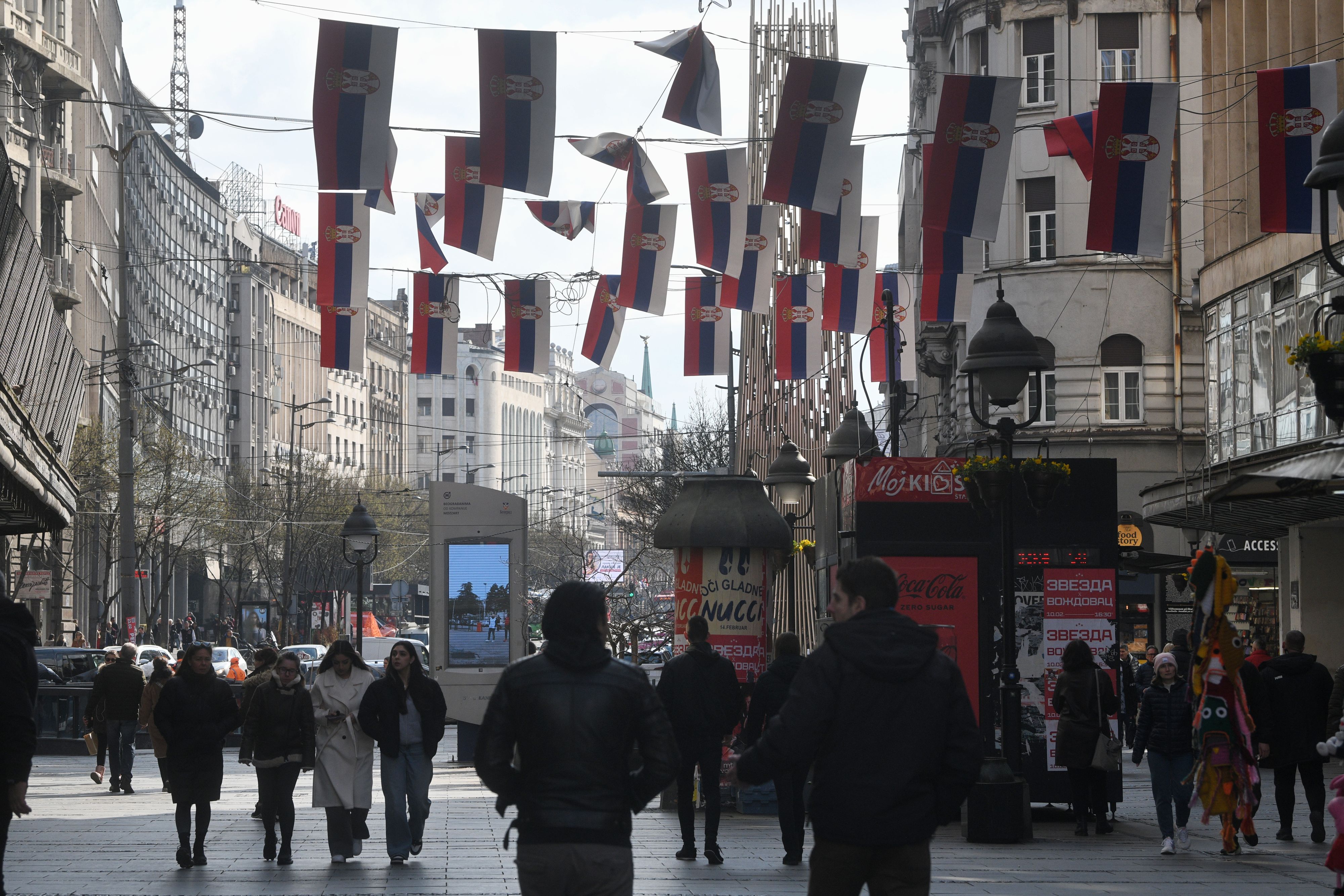 Povodom Dana državnosti,  duž Knez Mihailove ulice su postavljene srpske zastave