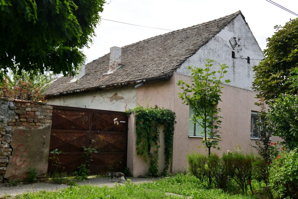 Pancevo 04. jul 2024. Obilazak hronika ulica u kojoj se dogodio zločin Dušan Dobreskov (65) osuđen je, prvostepenom presudom, na 13 godina zatvora zbog ubistva komšinice Jelene Stefanov (78) u kući u Pančevu Foto:Filip Krainčanić/Nova.rs