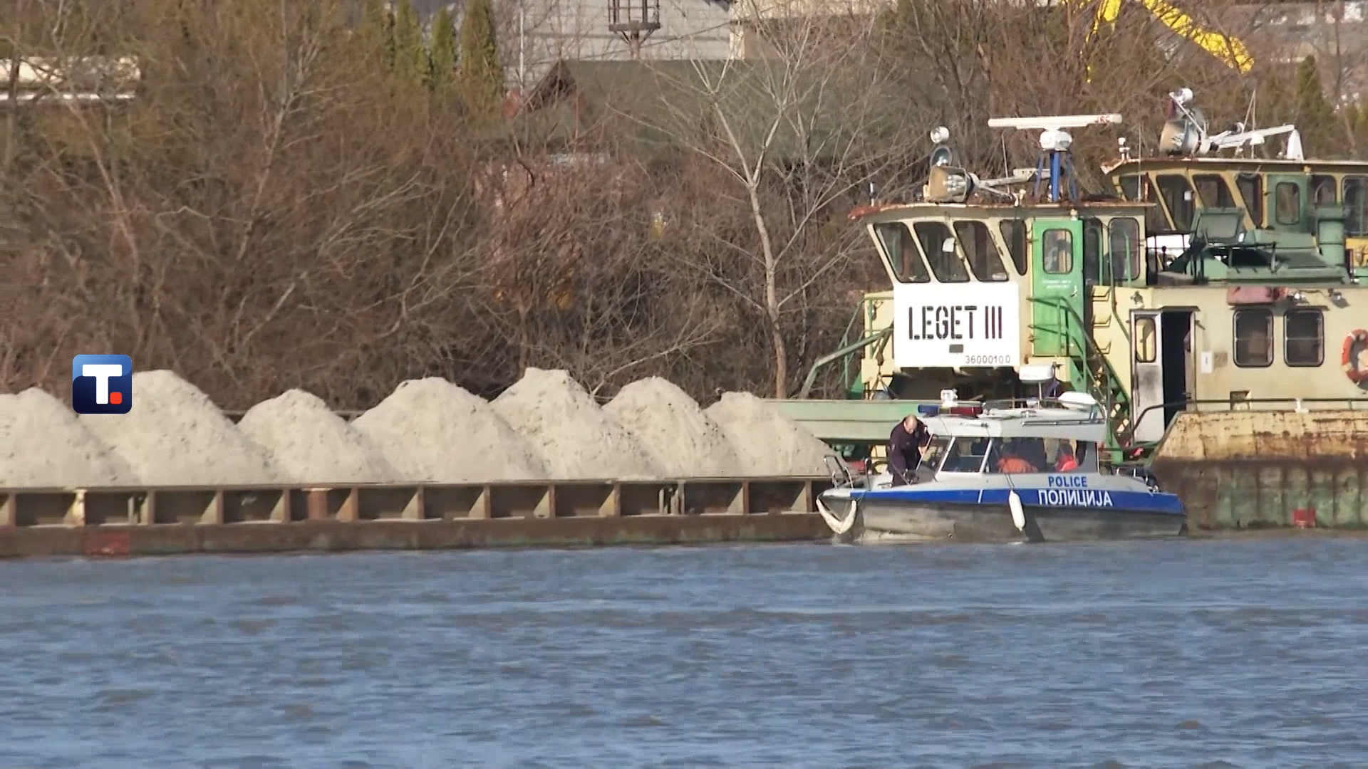 Barža koja je prevozila pesak oštetila je tri splava na leva obala reka Sava Beograd