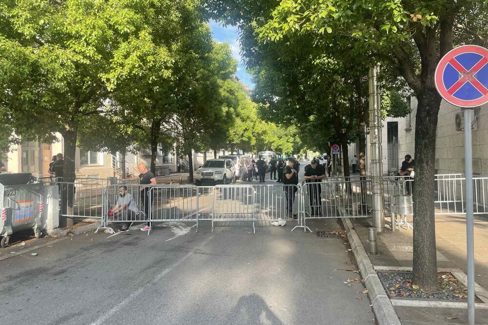 Podgorica, zgrada Vlade Crne Gore, okupljanje građana, Rezolucija o Srebrenice Foto: Mihailo Jovović/Vijesti.me