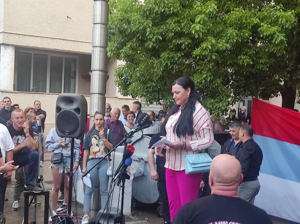 Podgorica, zgrada Vlade Crne Gore, okupljanje građana, Rezolucija o Srebrenice Foto: Aljoša Turović/Vijesti.me