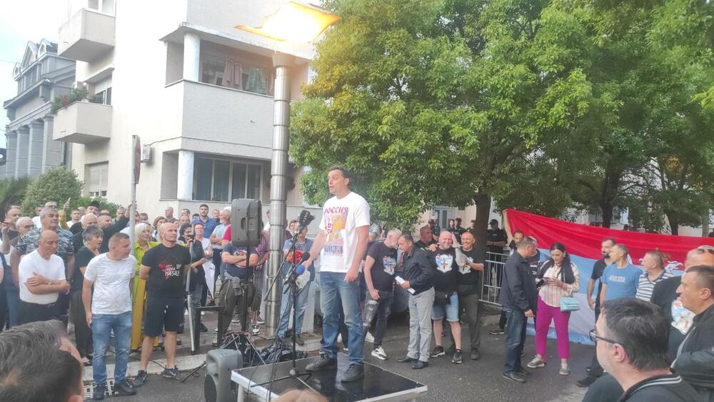 Podgorica, zgrada Vlade Crne Gore, okupljanje građana, Rezolucija o Srebrenice Foto: Aljoša Turović/Vijesti.me