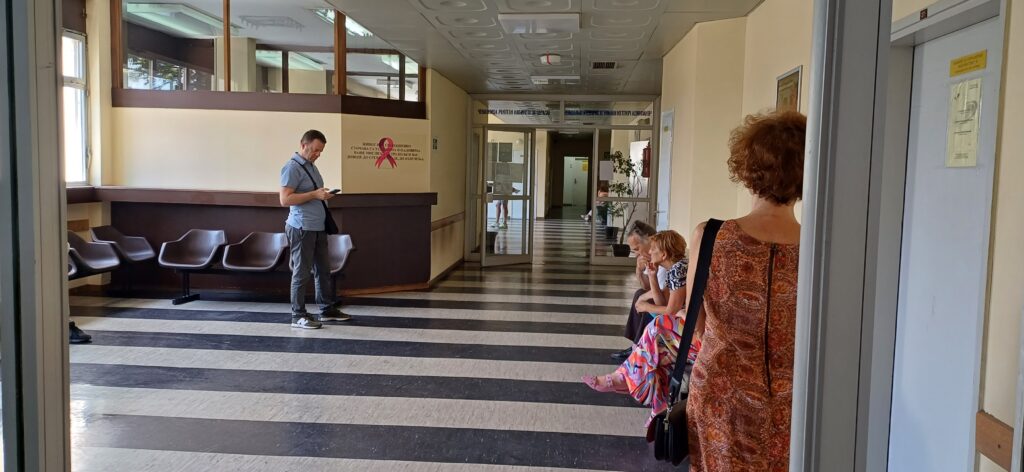 Tema: Nema termina, pacijenata, ni lekara - Reporteri Nova.rs 3 sata u čekaonici Doma zdravlja Voždovac