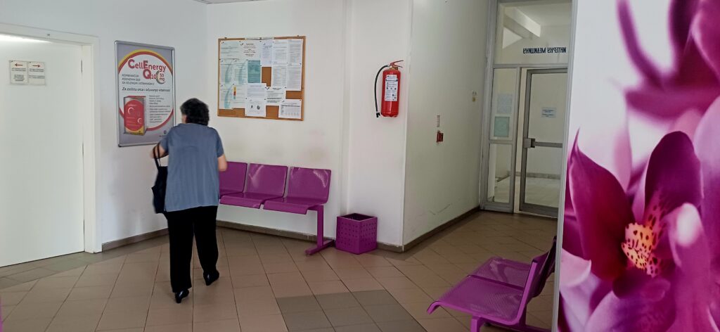 Tema: DZ Voždovac
kaver: Kolaž
sa fotke na kojoj je raspored rada lekara blurujte imena doktora
ubacite sve u galeriju i zasebno
tag: Dom zdravlja Voždovac