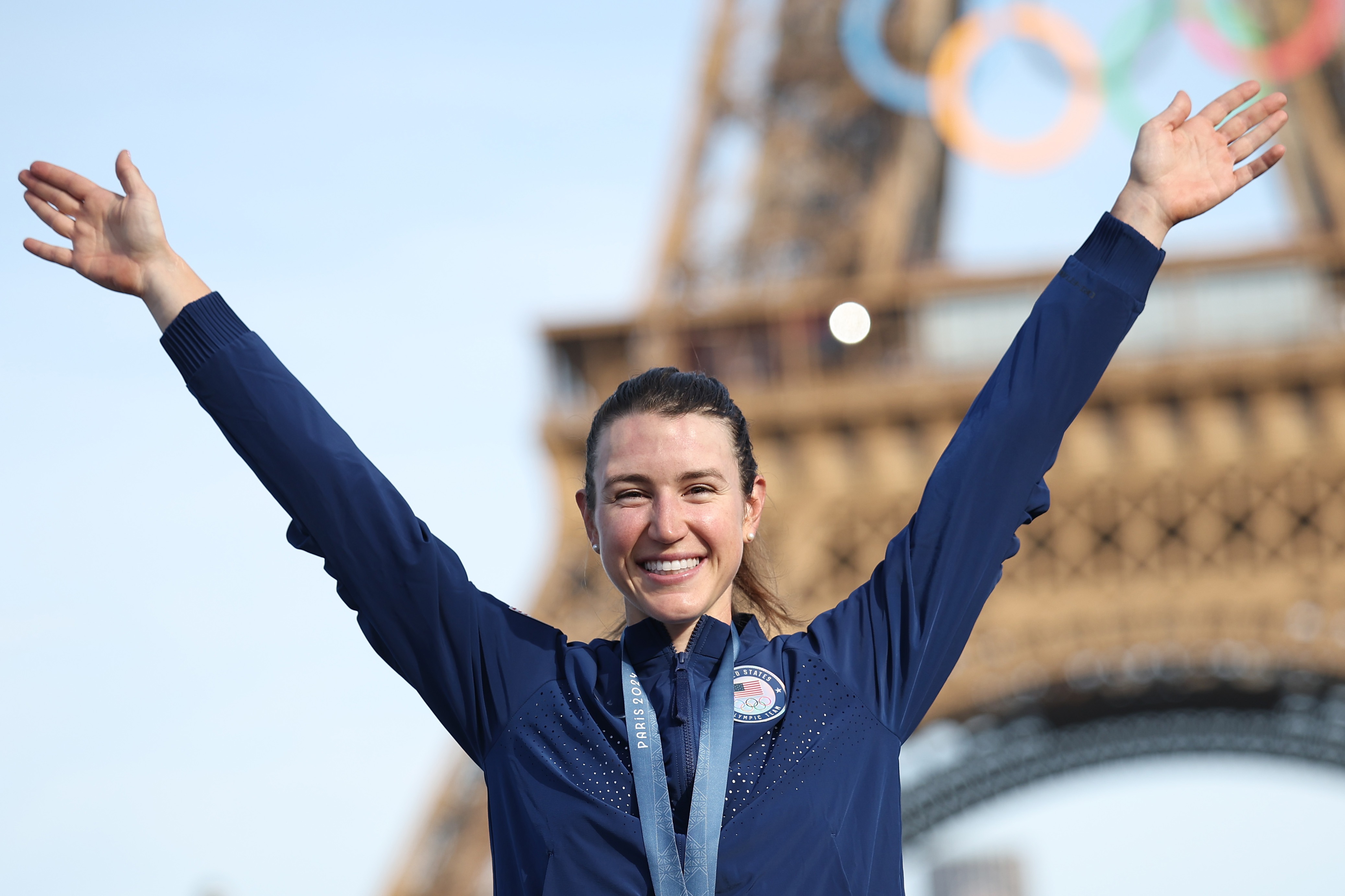 epa11525831 Gold medalist Kristen Faulkner of the USA poses during the medal ceremony for the Women's Road Cycling Race of the Paris 2024 Olympic Games in Paris, France, 04 August 2024.  EPA-EFE/CHRISTOPHE PETIT TESSON
