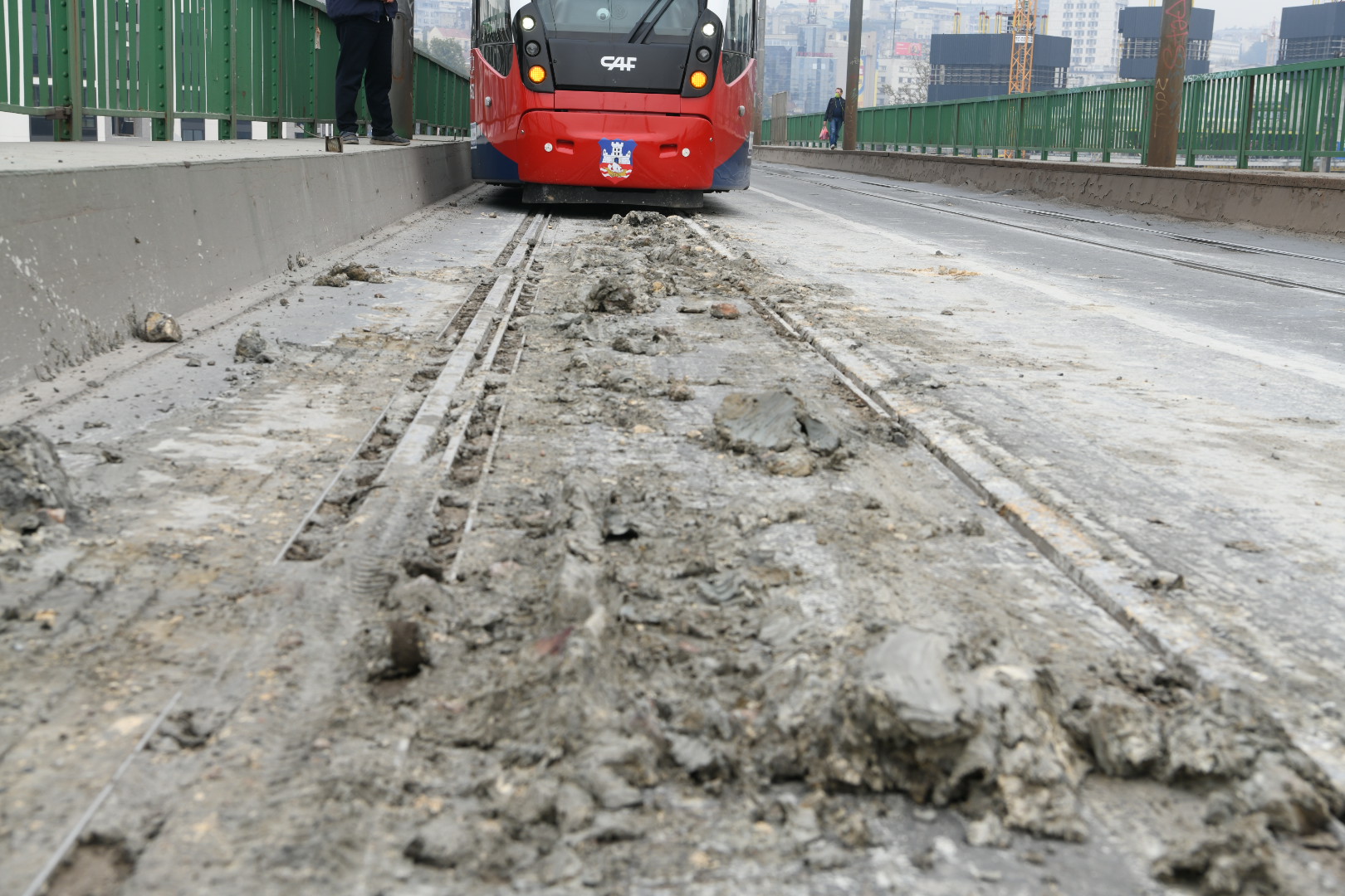 Beograd, 24.10.2020. Savski most, poispadalo blato iz kamiona, ne idu tramvaji, kolaps, otežan saobraćaj, šine tramvajske, tramvaj Foto: Vesna Lalić/Nova.rs