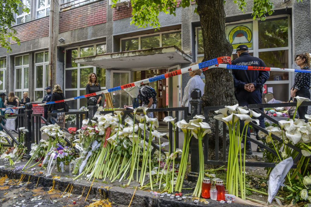 Beograd 05.05.2023. Knjiga žalosti. Upisivanje građana u knjigu žalosti ispred osnovne škole Vladislav Ribnikar Foto: Goran Srdanov/Nova.rs
