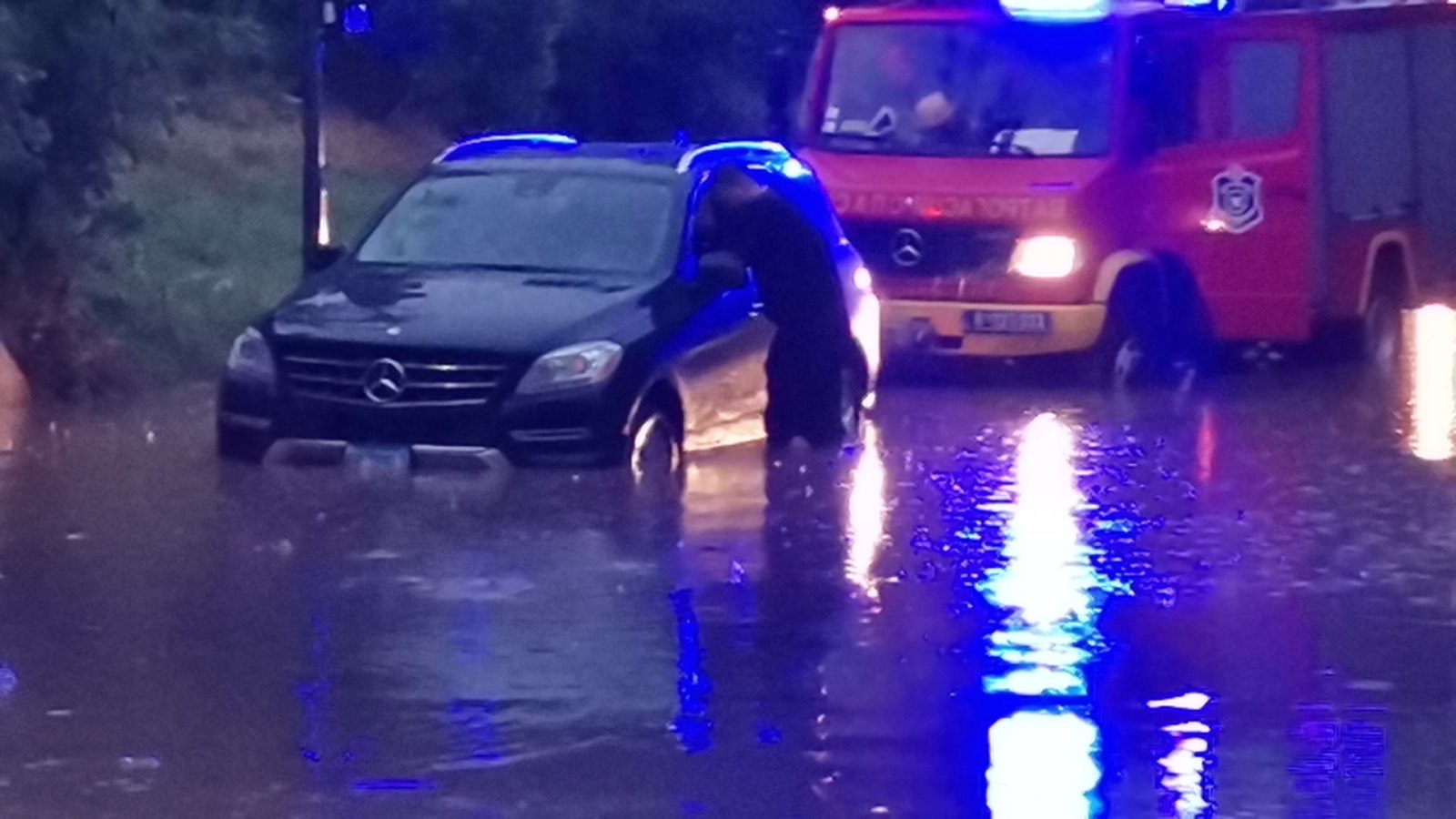 Niš, 30.07.2022. Zaglavljen automobil na putu, posle velikog nevremena. Nevreme, kiša, pljusak, voda, automobil, auto, vatrogasci Foto: Miljana Isailović/Nova.rs