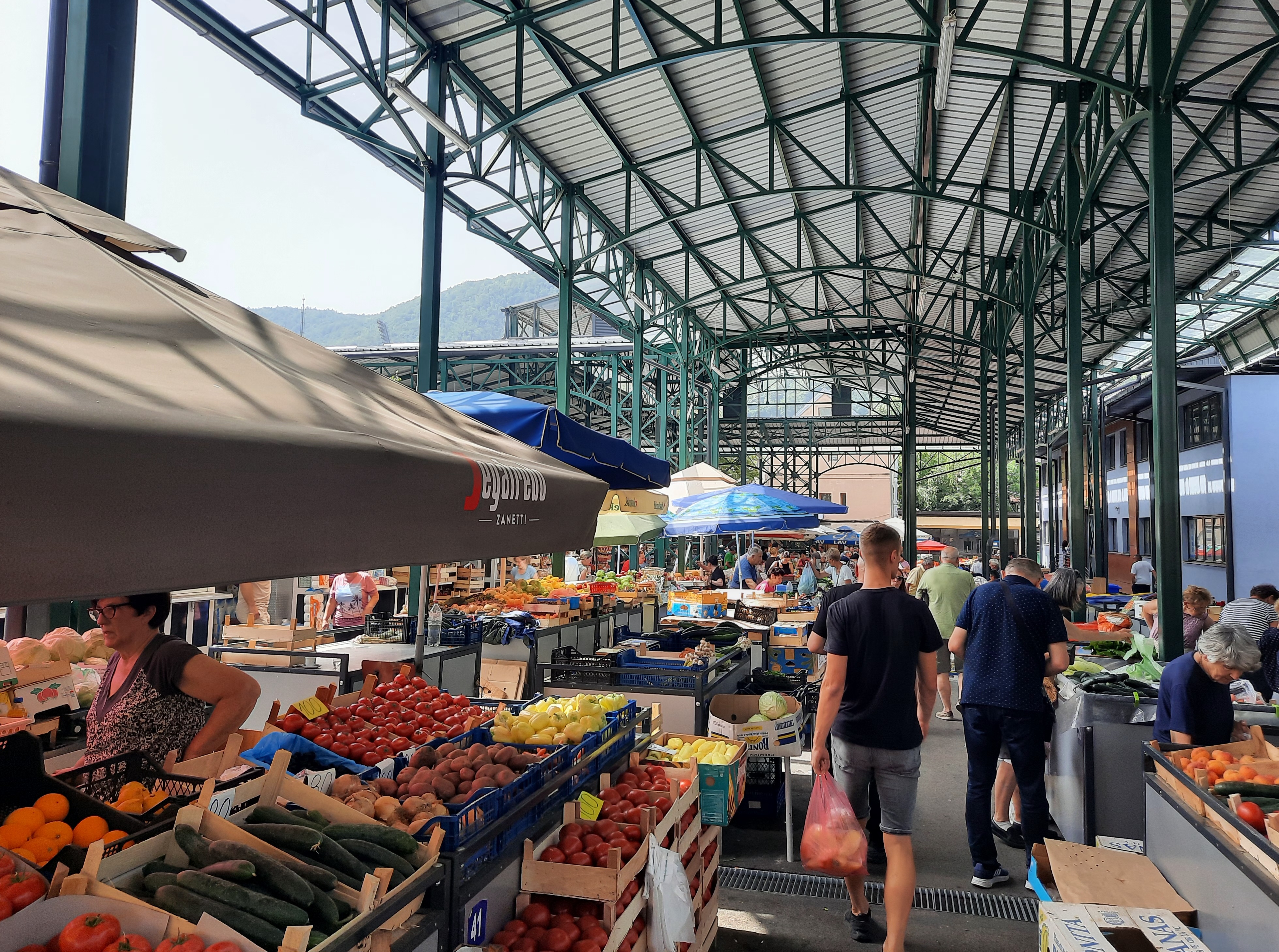 Užice, pijaca, krov na pijaci u Užicu, prodavci i kupci Foto: Slavica Panić/Nova.rs