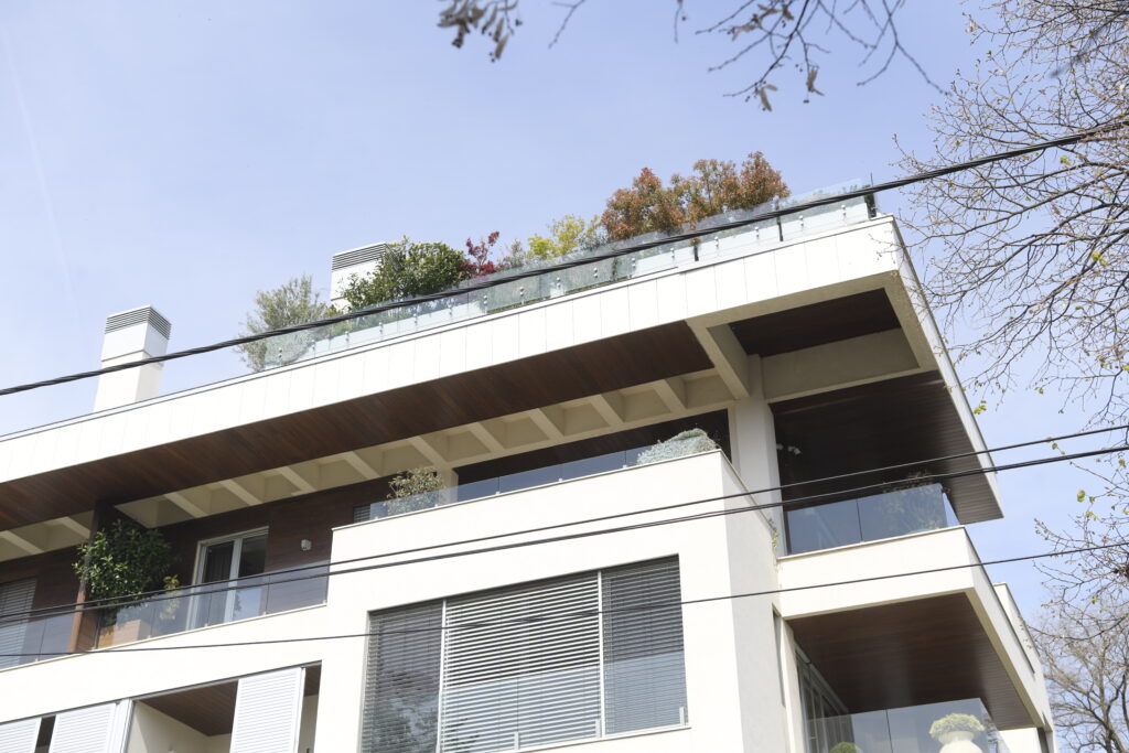 Beograd 13. april 2023. Zgrada Ambasador park Dedinje Foto:Goran Srdanov/Nova.rs Sime Lozanica 10, zgrada u kojoj je stan kupio kripto prevarant Do Kvon