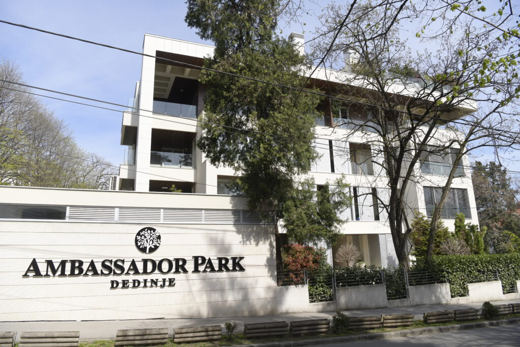 Beograd 13. april 2023. Zgrada Ambasador park Dedinje Foto:Goran Srdanov/Nova.rs Sime Lozanica 10, zgrada u kojoj je stan kupio kripto prevarant Do Kvon