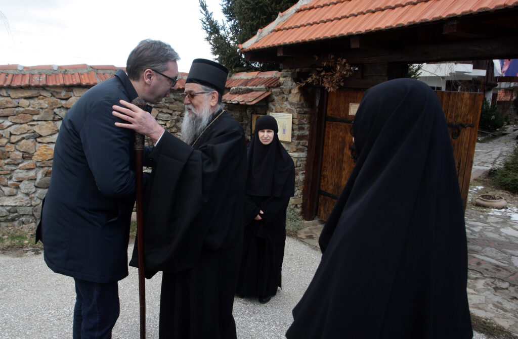 Vranje, 26. januara 2024. - Predsednik Srbije Aleksandar Vučić posetio je danas manastir Svetog velikomučenika Pantelejmona u selu Lepčince, u blizini Vranja. Na fotografiji Aleksandar Vučić, Vladika vranjski Pahomije.  FOTO TANJUG/ SAVA RADOVANOVIĆ/ bs
