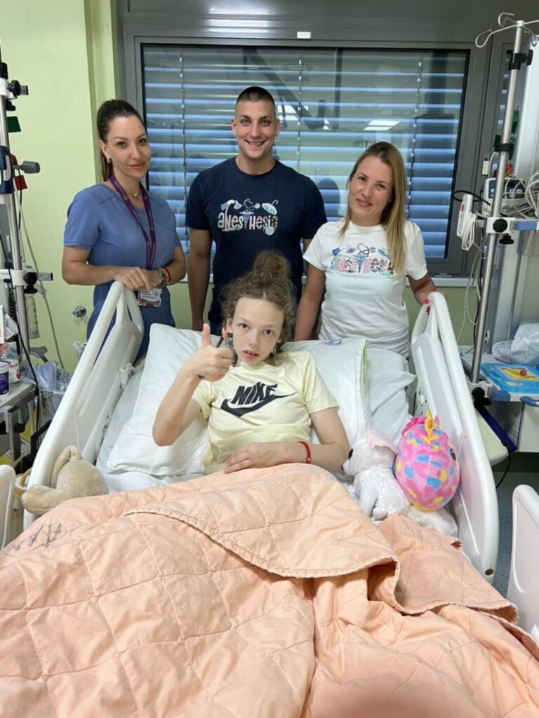 Najlepša vest dolazi sa niške Klinike za anesteziju: Anja (13) na koju je pao ringišpil u Kuršumliji dobila bitku za život i proslavila rođendan, poslal Biljana Ljubisavljevic