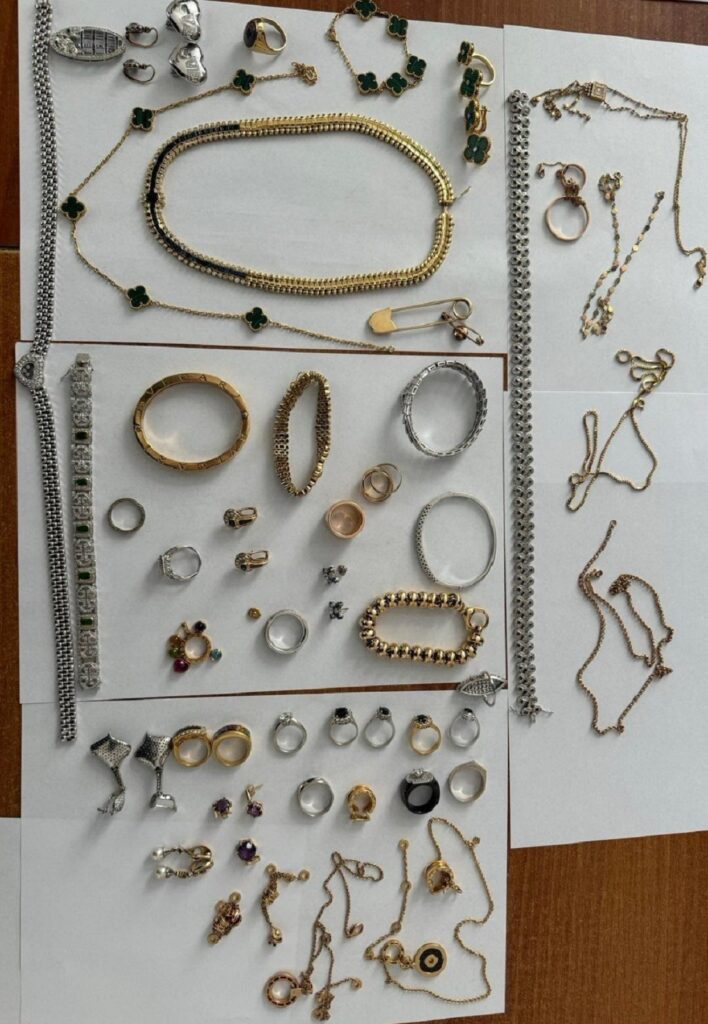 Granični prelaz Horgoš, zaplena, neprijavljen nakit i kolekcija luksuznih satova Foto: Uprava carina