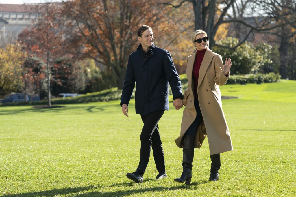 Dzerad Kušner, Ivanka Tramp
epa08851740 Ivanka Trump and Jared Kushner return to the White House with US President Donald J. Trump after spending Thanksgiving weekend at Camp David, in Washington, DC, USA, 29 November 2020.  EPA-EFE/Chris Kleponis / POOL
