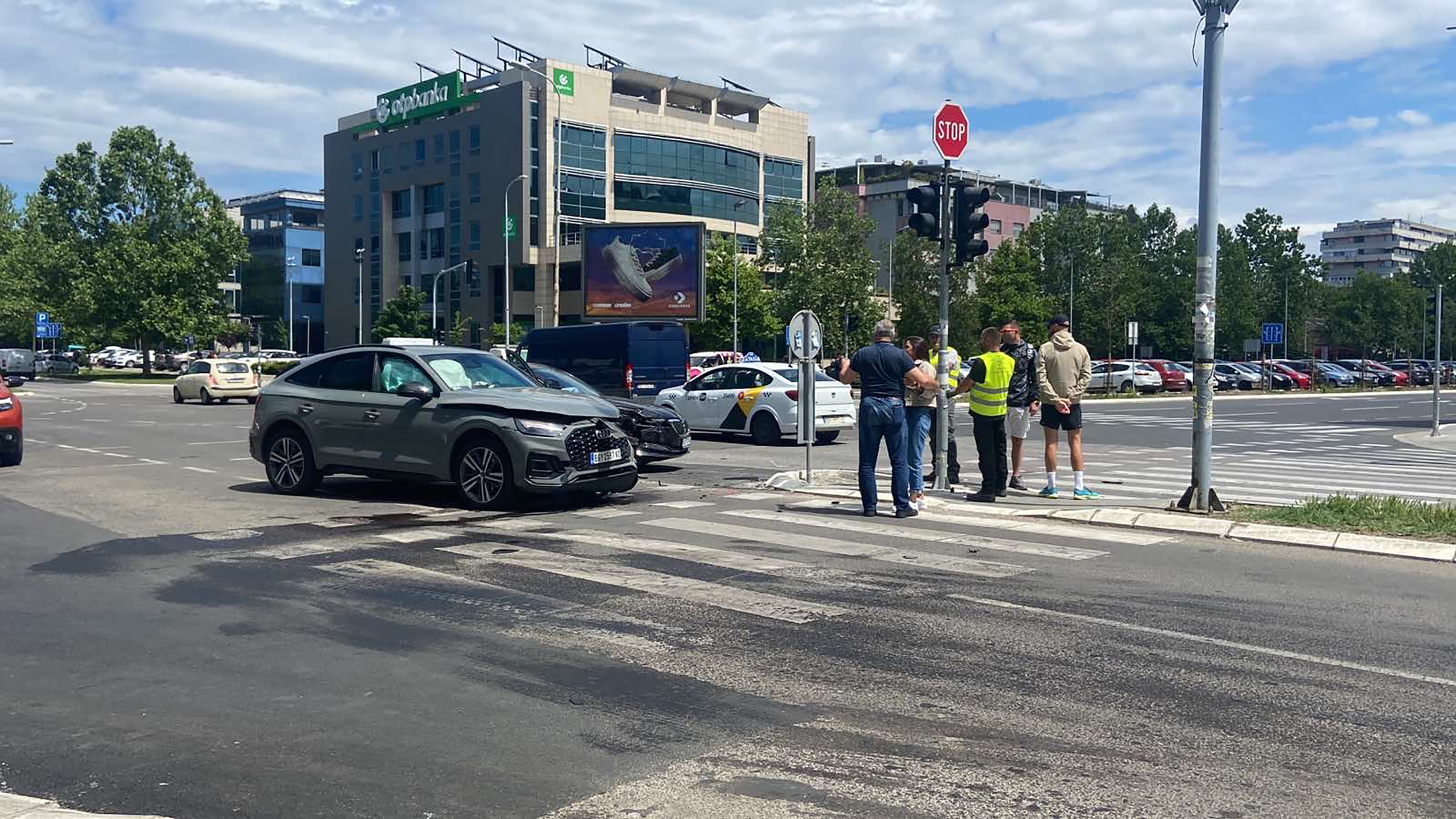 Beograd, 15. maja 2024. - fotografija niske rezolucije - Saobraćajna nezgoda na uglu Bilevara Zorana Đindjića i Ulice Antifašističke borbe. FOTO TANJUG/ STR/ bg