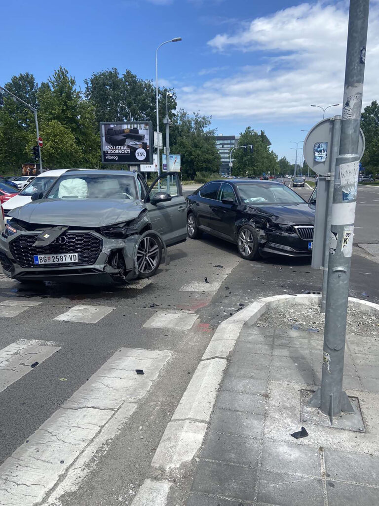 Beograd, 15. maja 2024. - fotografija niske rezolucije - Saobraćajna nezgoda na uglu Bilevara Zorana Đindjića i Ulice Antifašističke borbe. FOTO TANJUG/ STR/ bg