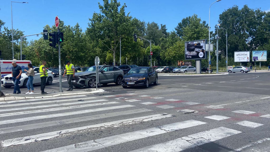 Beograd, 15. maja 2024. - fotografija niske rezolucije - Saobraćajna nezgoda na uglu Bilevara Zorana Đindjića i Ulice Antifašističke borbe. FOTO TANJUG/ STR/ bg