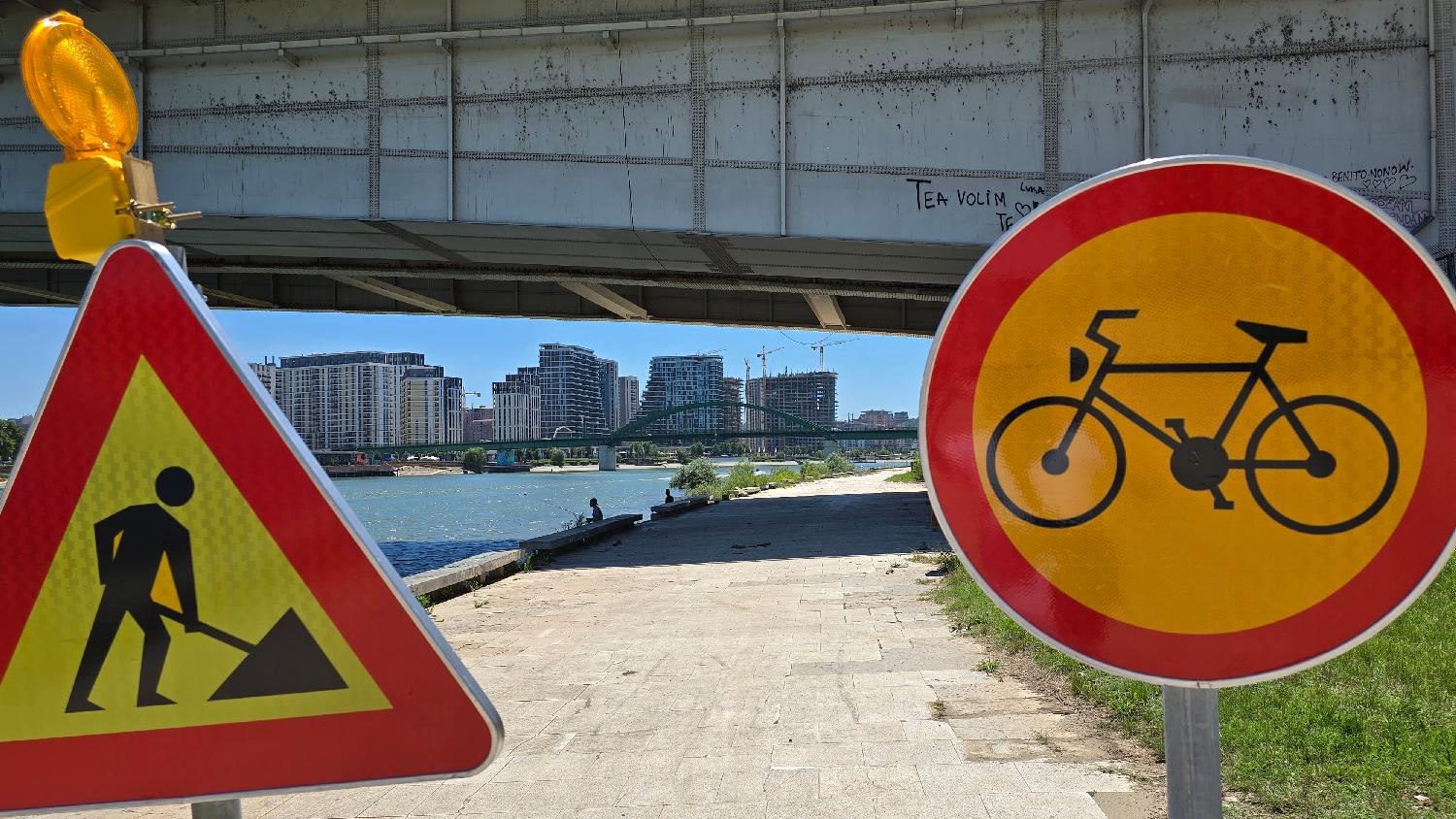 Beograd 06.07.2024. Prostor za pešake i bicikliste između Brankovog i Starog savskog mosta sa Novobeogradske strane danas jepotpuno zatvoren zbog pripremnih radova za demontažu Starog savskog mosta Foto: FoNet/Marko Dragoslavić