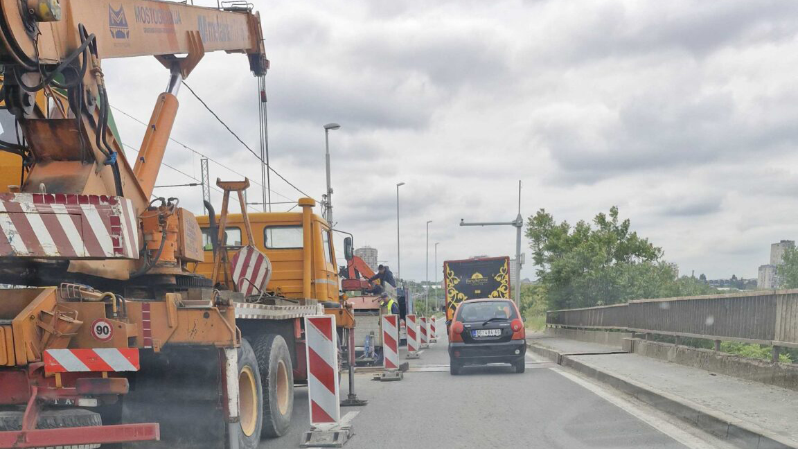 Gužve zbog radova na Pančevačkom mostu, ljudi izlaze iz autobusa i idu pešice