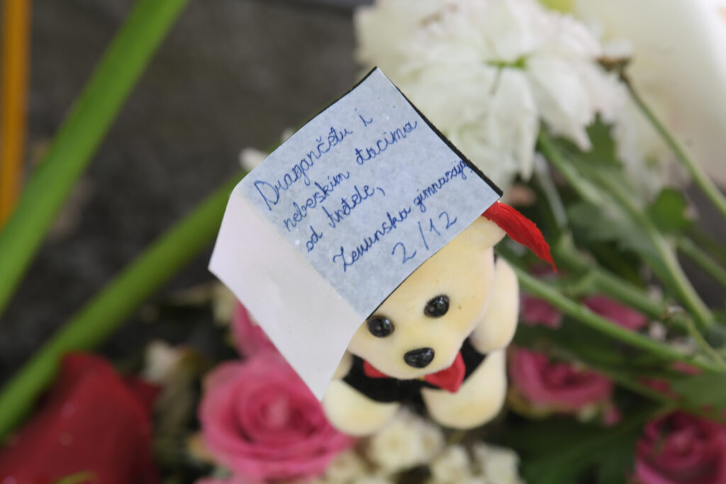 Beograd 08.05.2023. Cveće i sveće ispred osnovne skole Vladislav Ribnikar
