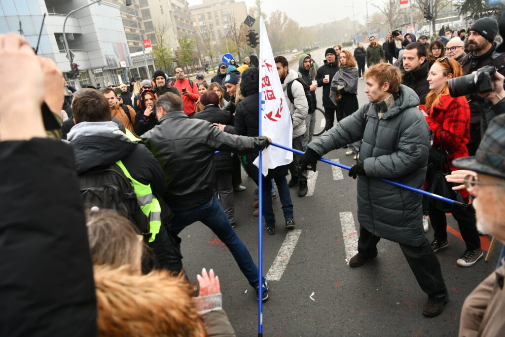 Novi Sad, 17.11.2024. Novi Protest u Novom Sadu: Počela višesatna blokada raskrsnice kod Železničke stanice Foto: Vesna Lalić/Nova.rs