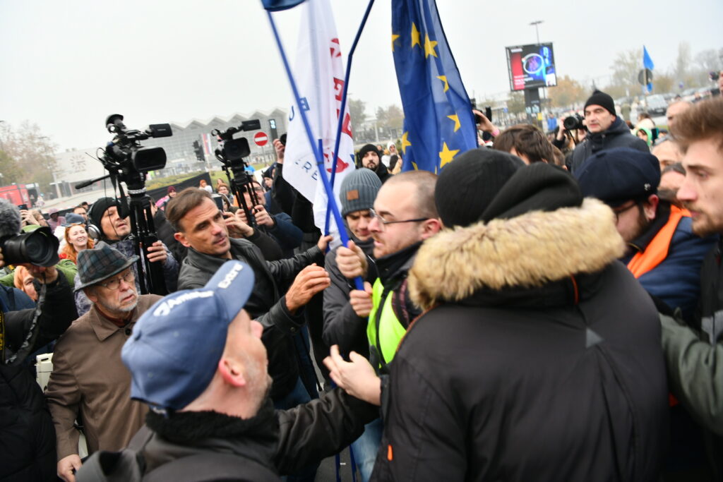 Novi Sad, 17.11.2024. Novi Protest u Novom Sadu: Počela višesatna blokada raskrsnice kod Železničke stanice Foto: Vesna Lalić/Nova.rs