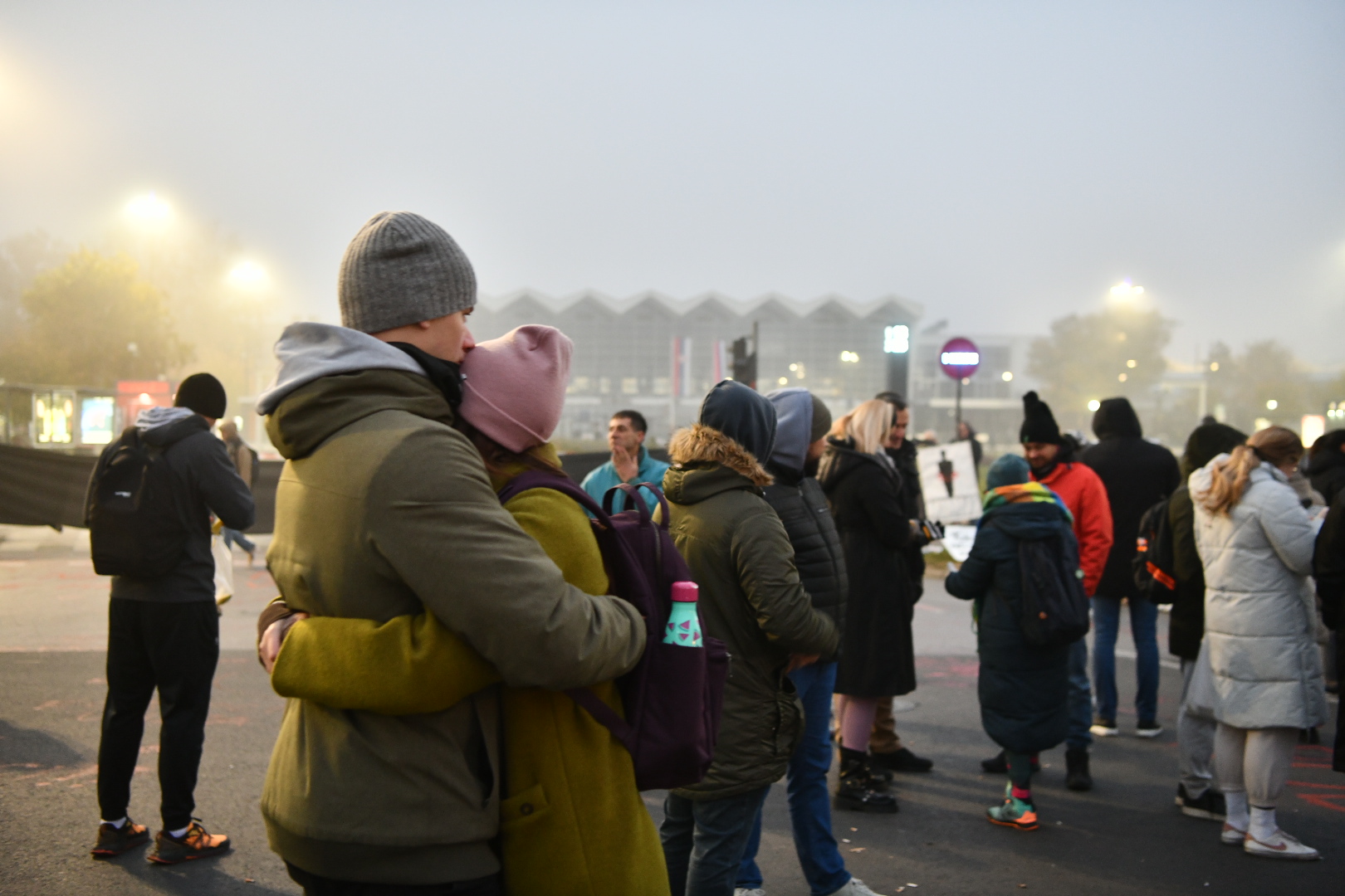 Novi Sad, 17.11.2024. Novi Protest u Novom Sadu: Počela višesatna blokada raskrsnice kod Železničke stanice Foto: Vesna Lalić/Nova.rs