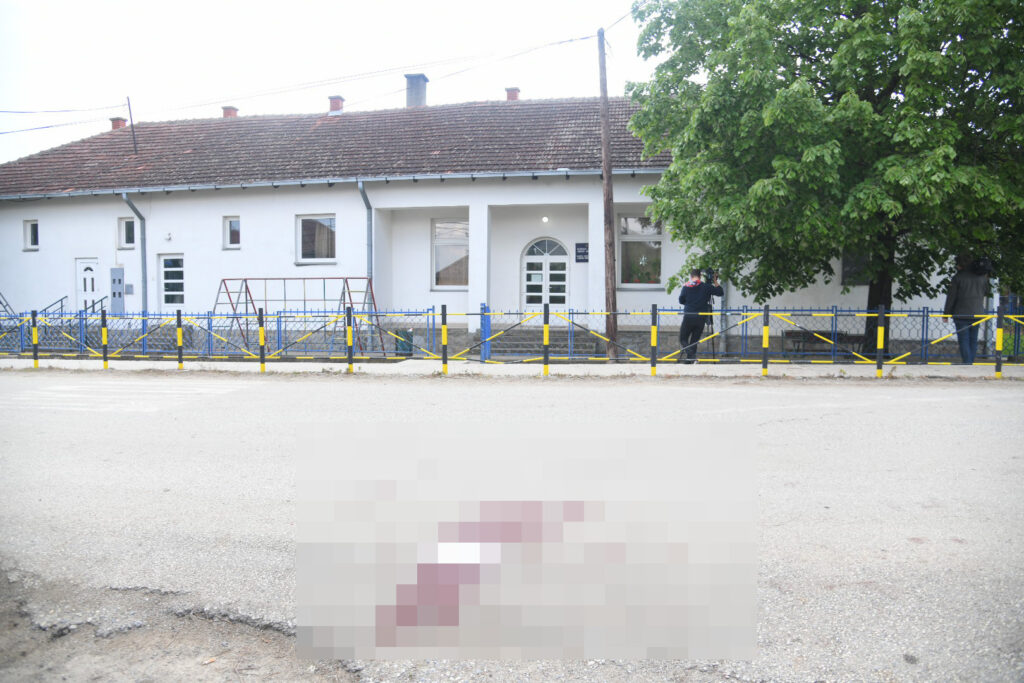 Dubona, 05.05.2022. Mladenovac, masovno ubistvo, pucnjava. Pucnjava u okolini Mladenovca, ima žrtava i ranjenih. Pucnjava, ubistvo, hronika. Osnovna škola Momčilo Živojinović, Mladenovac Foto: Nemanja Jovanović/Nova.rs