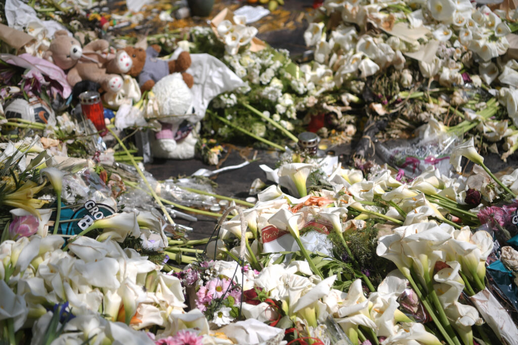 Beograd 08.05.2023. Cveće i sveće ispred osnovne skole Vladislav Ribnikar