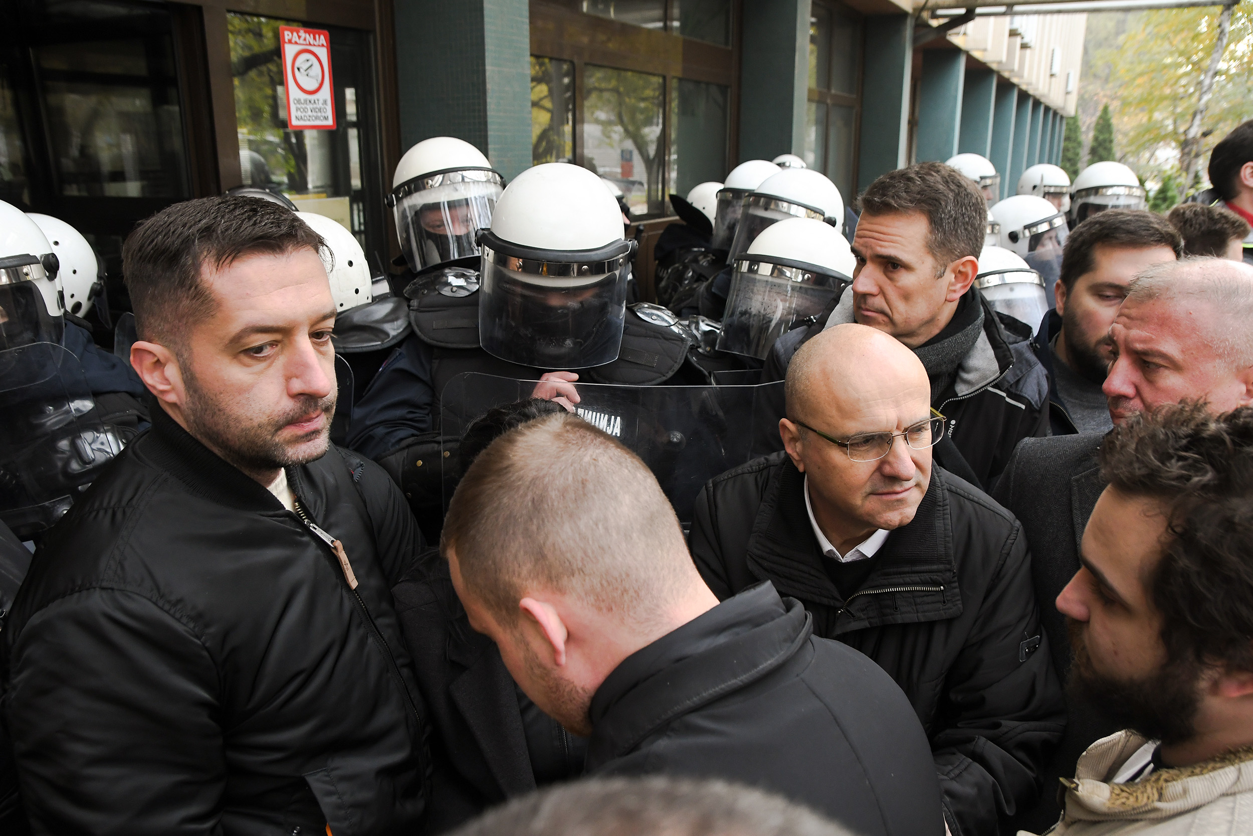Novi Sad 19.11.2024. Policija. Opozicija blokirala ulaz u zgradu suda u Novom Sadu. Opozicija, sud, blokada, protest Foto: Nova.rs
Bez potpisa Nenada Mihajlovića