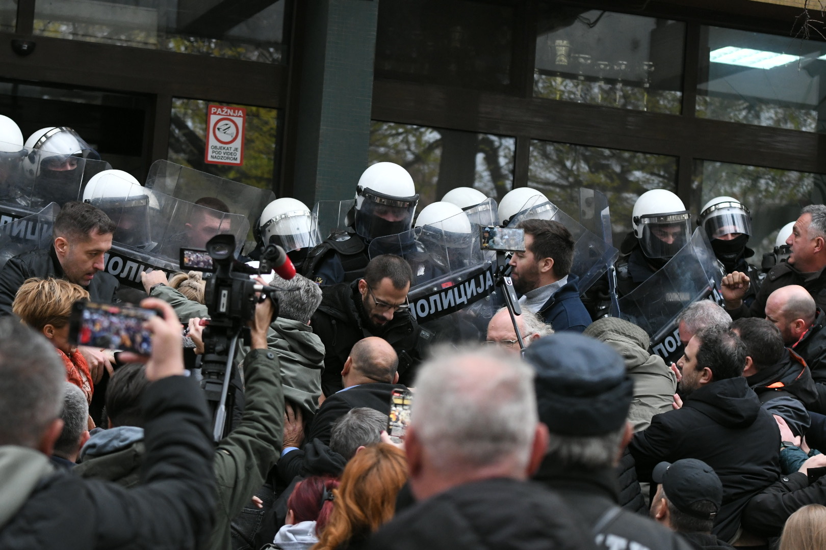 Novi Sad, 20.11.2024. Sud u Novom Sadu, zandarmerija, poslanici  opozicije, 2.dan blokade, Danas se ispred suda i tužilaštva u Novom Sadu održava drugi dan blokade zbog uhapšenih aktivista, incident, koškanje, okršaj poslanika i policije