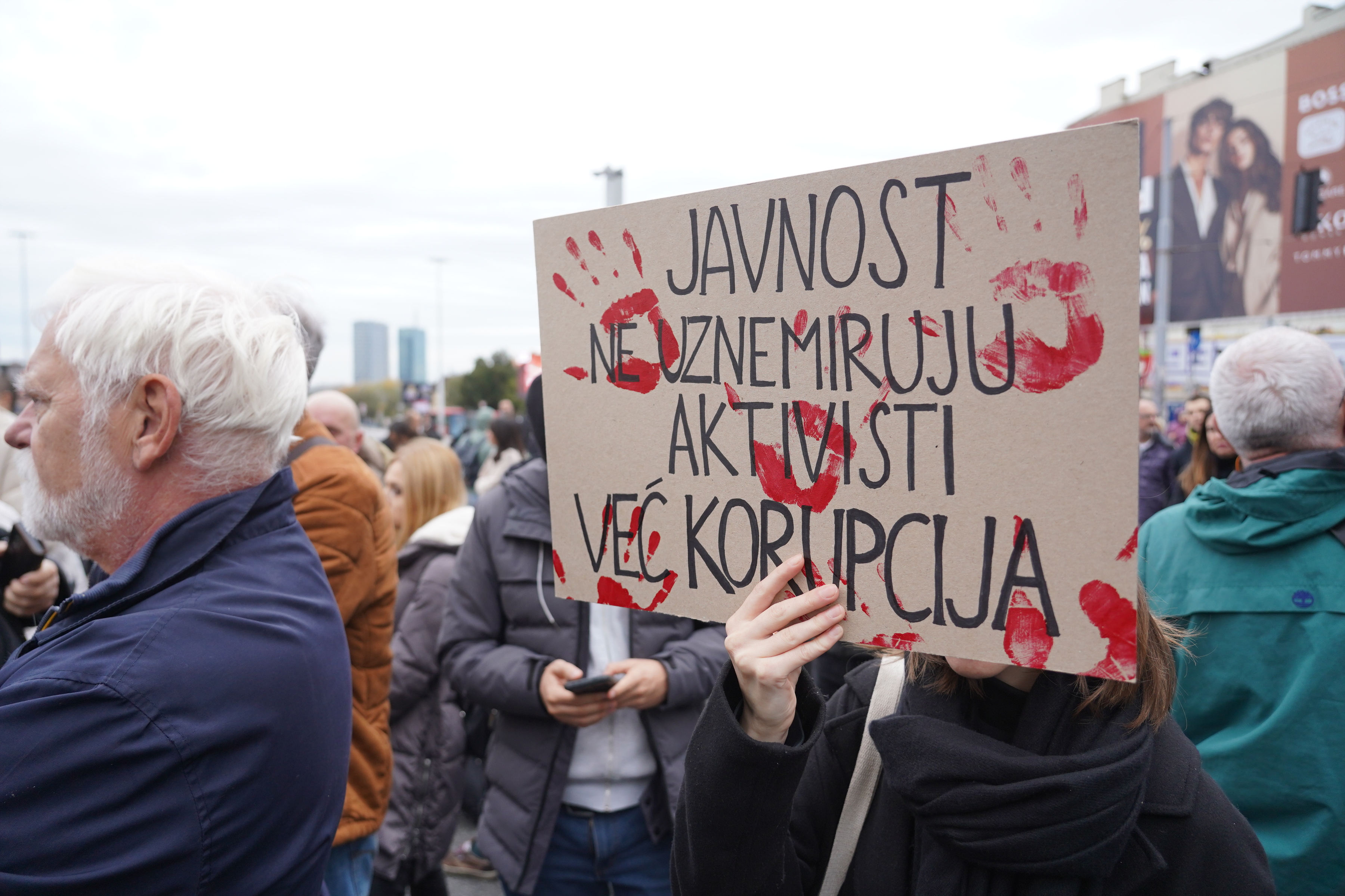 Citizens and representatives of the opposition stopped the traffic at the beginning of the Branko Bridge, near the building where the Agency for Economic Registers is located.