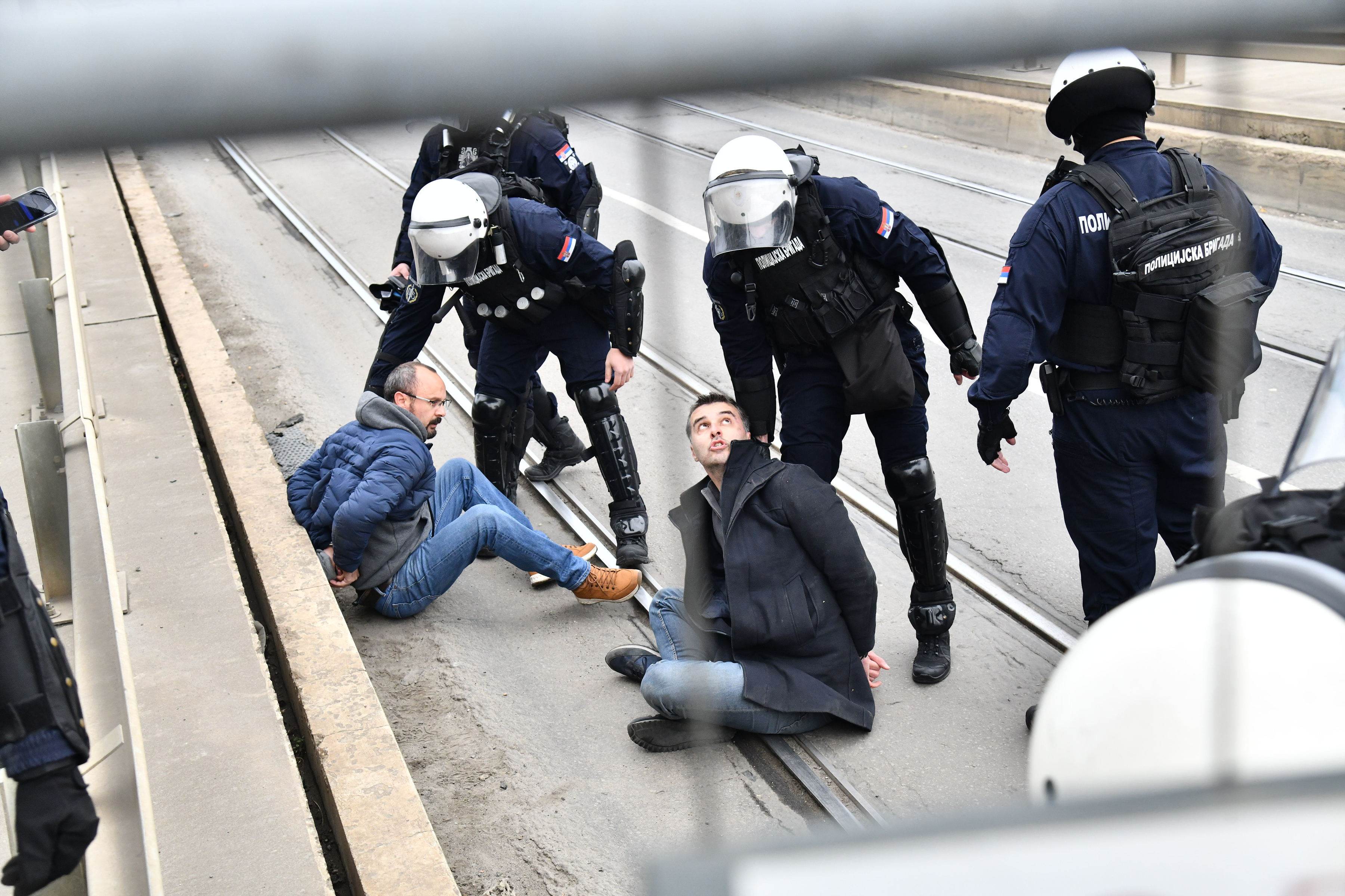 While the citizens tried to peacefully break through the police cordon located on the Old Sava bridge, the leader of the Start-change movement Savo Manojlovic and the city councilor of that movement Aleksandar Jovanovic were arrested.