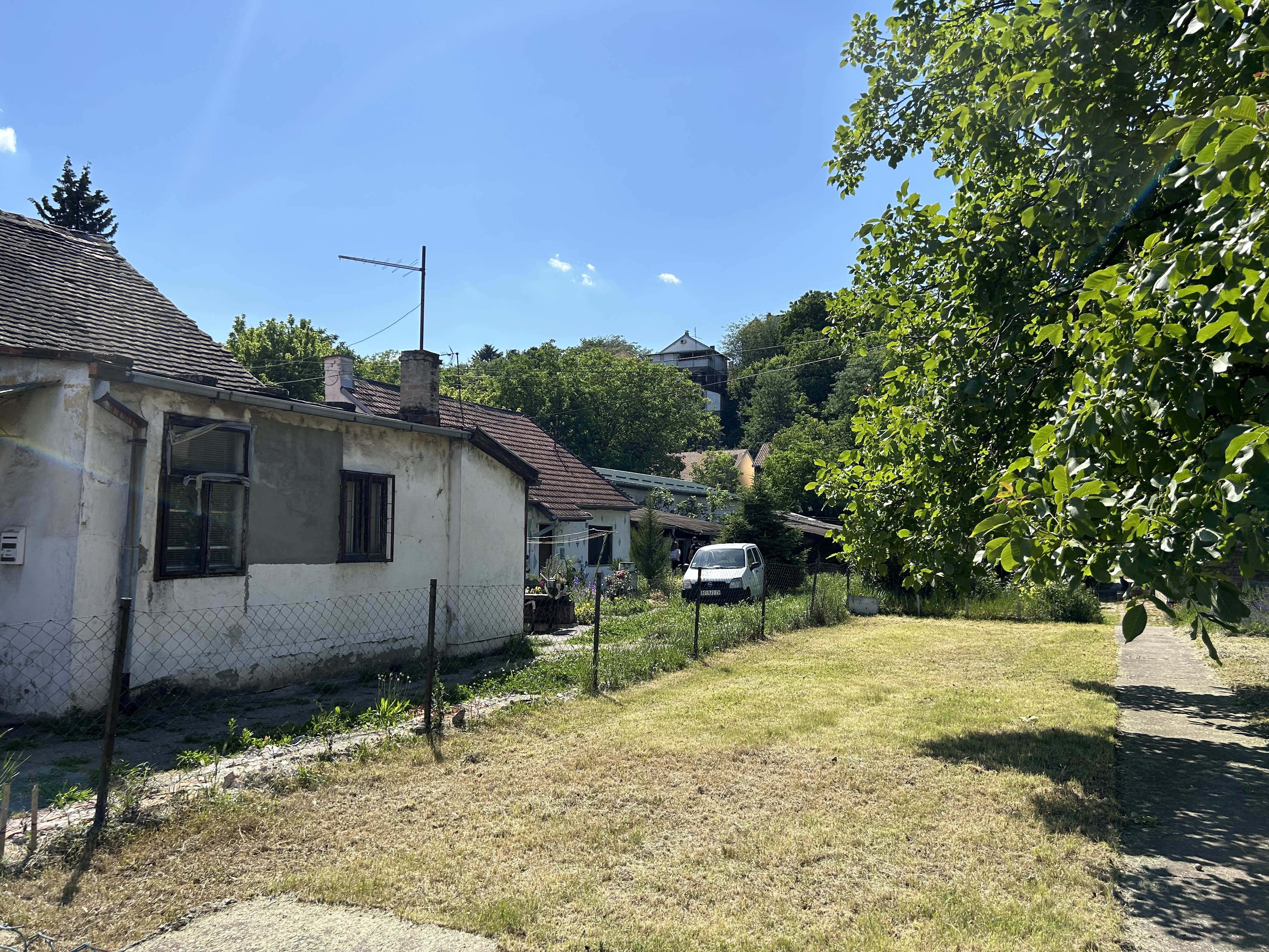 Mesto na kom je pronadjeno telo u zemunu Tošin bunar, pronađene su ljudske kosti dok su radnici kopali temelj za kuću, nezvanično saznaje Nova.rs. Sumnja se da je u pitanju B. D. (79) koji je nestao pre osam godina.