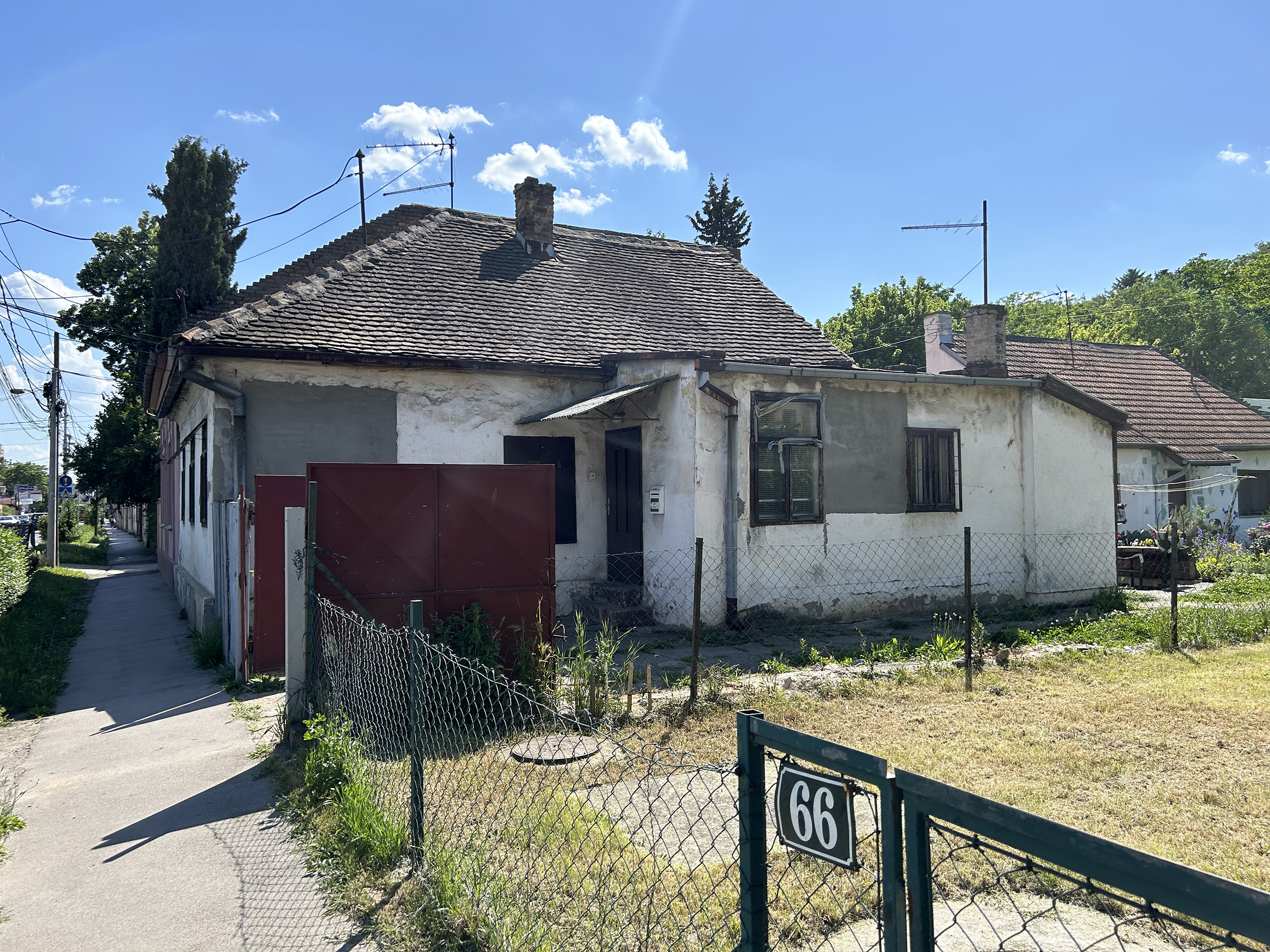 Mesto na kom je pronadjeno telo u zemunu Tošin bunar, pronađene su ljudske kosti dok su radnici kopali temelj za kuću, nezvanično saznaje Nova.rs. Sumnja se da je u pitanju B. D. (79) koji je nestao pre osam godina.