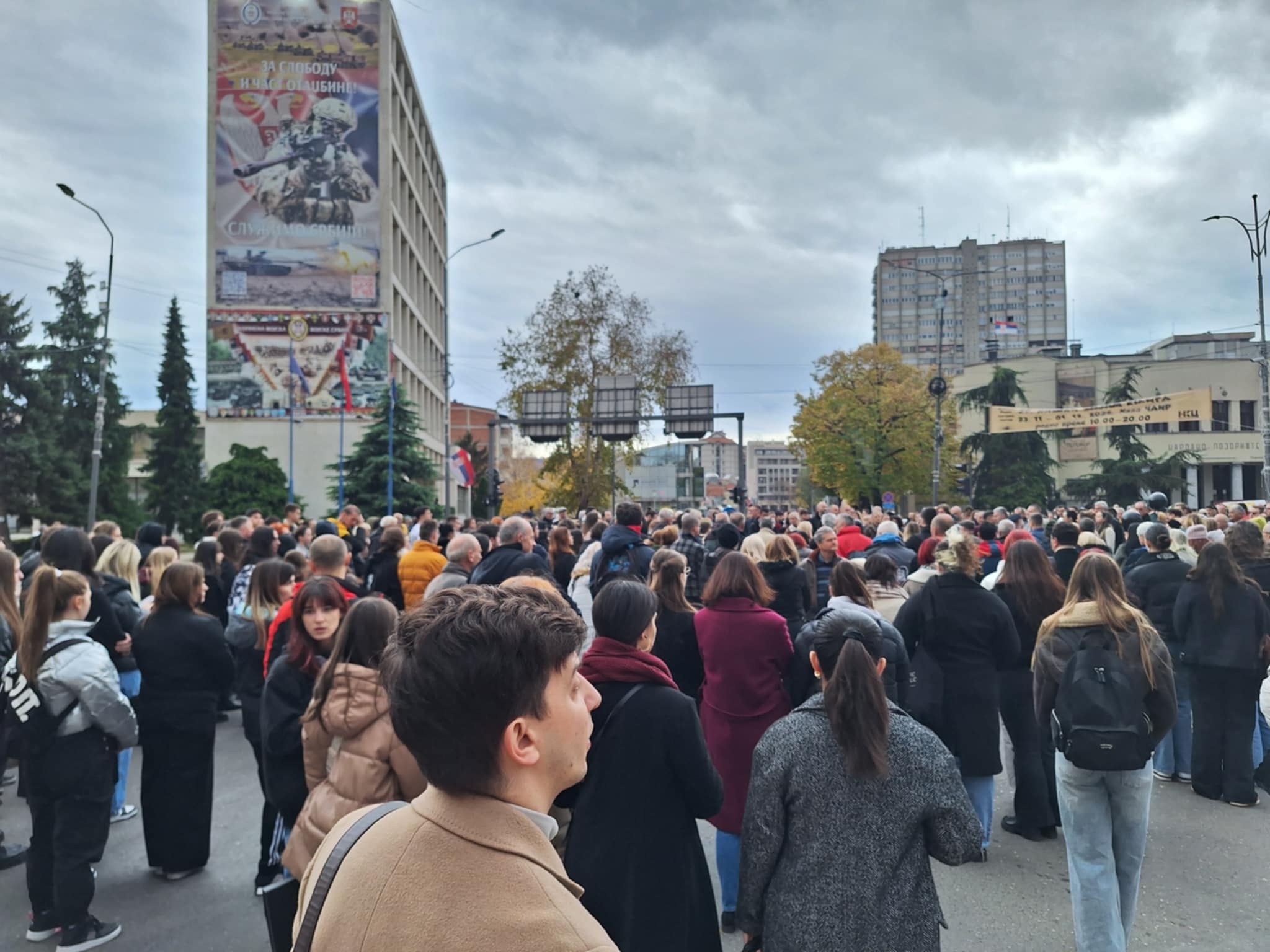 Niš 22.11.2024. 15 minuta tišine za nastradale pod nadstrešnicom železničke stanice u Novom Sadu