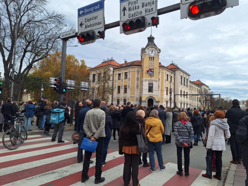 Niš 22.11.2024. 15 minuta tišine za nastradale pod nadstrešnicom železničke stanice u Novom Sadu