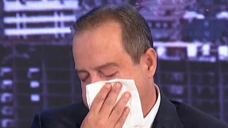 Ivica Dačić, plače zbog smrti Dragana Markovića Palme, suze, maramica  Foto: Printscreen/Pink