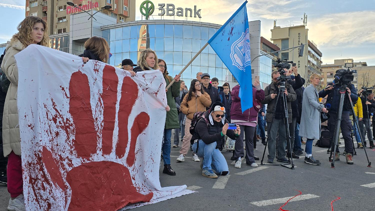 Novi Sad 24.11.2024.  protest građana i aktivista povodom tragedije na novosadskoj železničkoj stanici na koji su pozvale organizacije Sviće i Stav Foto: FoNet/Marko Dragoslavić