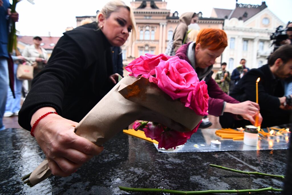 Novi Sad, 3.05.2024. - Novosadjani pale svece i polazu cvece u spomen na zrtve masovnih ubistava u skoli "Vladislav Ribnikar" i u selima Dubona i Malo Orasje, danas kod spomenika Svetozaru Mileticu na Trgu slobode.  (BETAPHOTO/DRAGAN GOJIC)